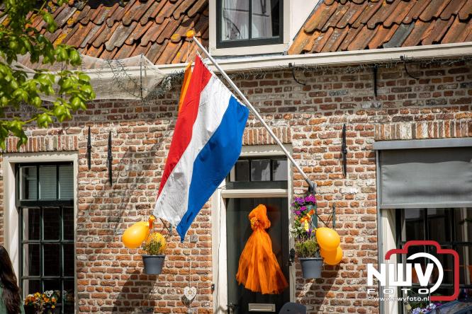 Volle terrassen, bruisende kleedjesmarkt en sportieve Wallenloop: Elburg leeft tijdens koningsdag! - &copy; NWVFoto.nl